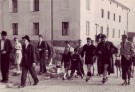 Circa 1952 bei der Schwefeldarre: Nach den Fußballspielen gingen die Spieler zum Duschen und Umziehen nach Hause. Zu dieser Zeit waren noch keine Waschmöglichkeiten in den Holzkabinen vorhanden. Die Dressen und Fußballschuhe wurden von Frau Höllwirth aus Rohrbach gewaschen.